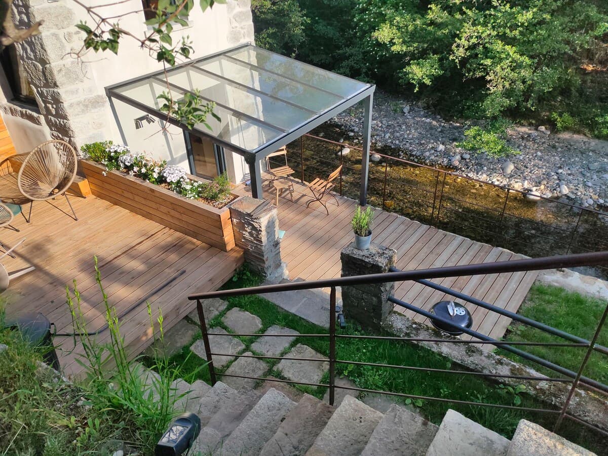 7 La maisonnette avec sa pergola.