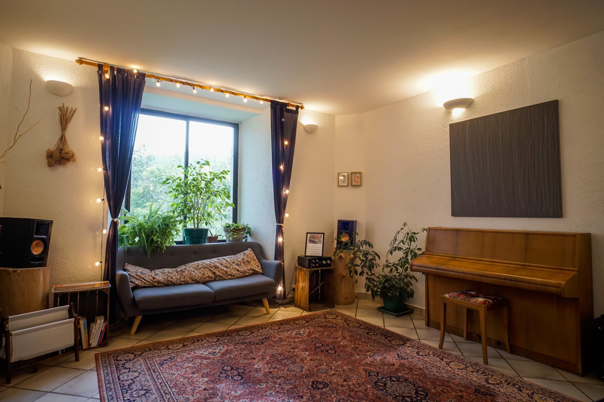 Salon avec coin jeu et piano