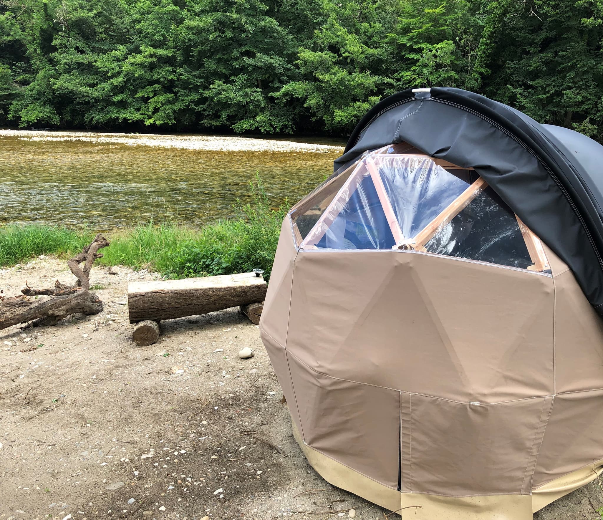 Tente "dodome" pour une nuit en pleine nature