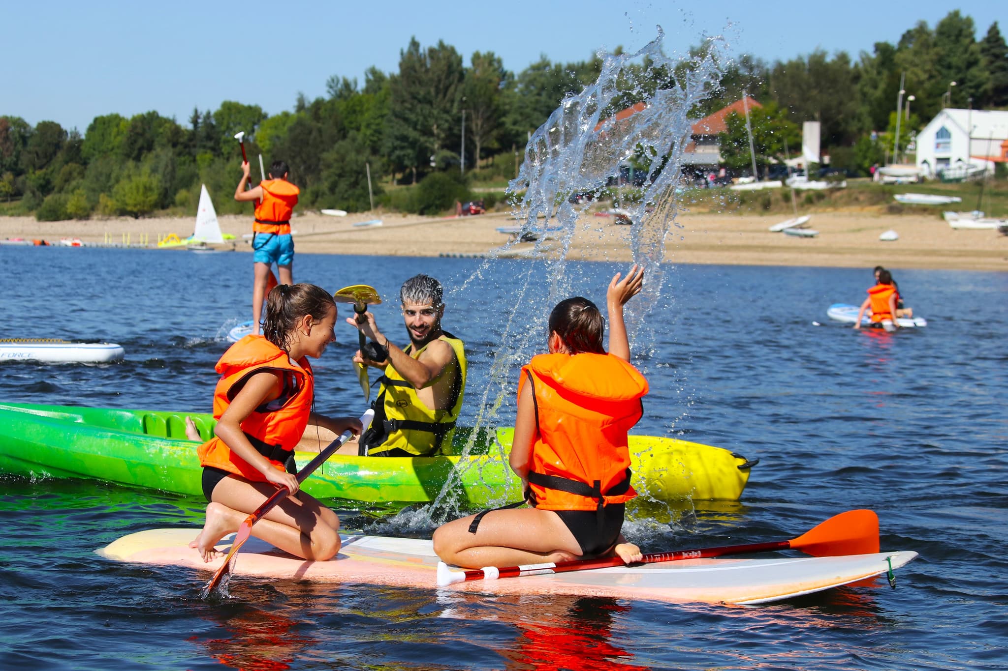 Paddle et canoë sur le lac de Naussac