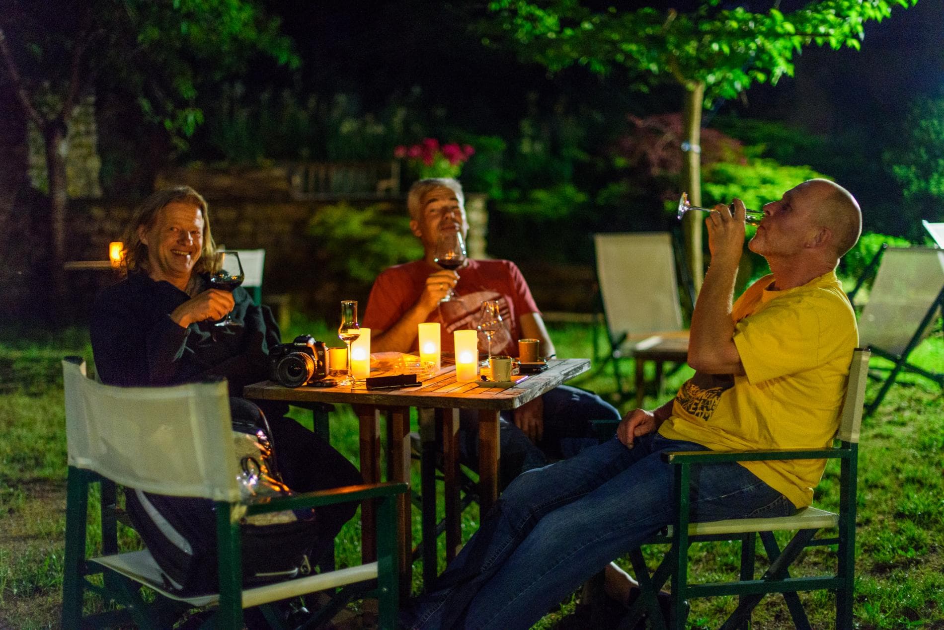 Soirée conviviale dans le jardin de l'hotel restaurant