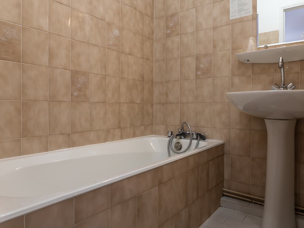 Salle de bains avec baignoire