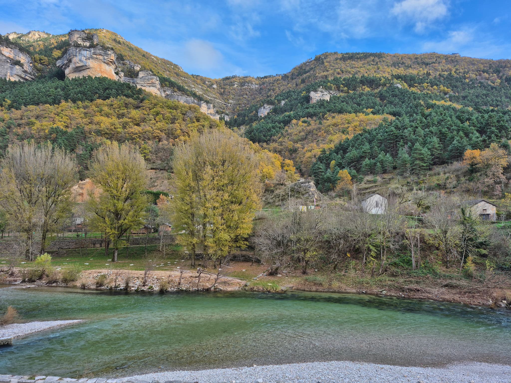Vue tarn en automne Game of Tarn, gîte au coeur des Gorges du Tarn