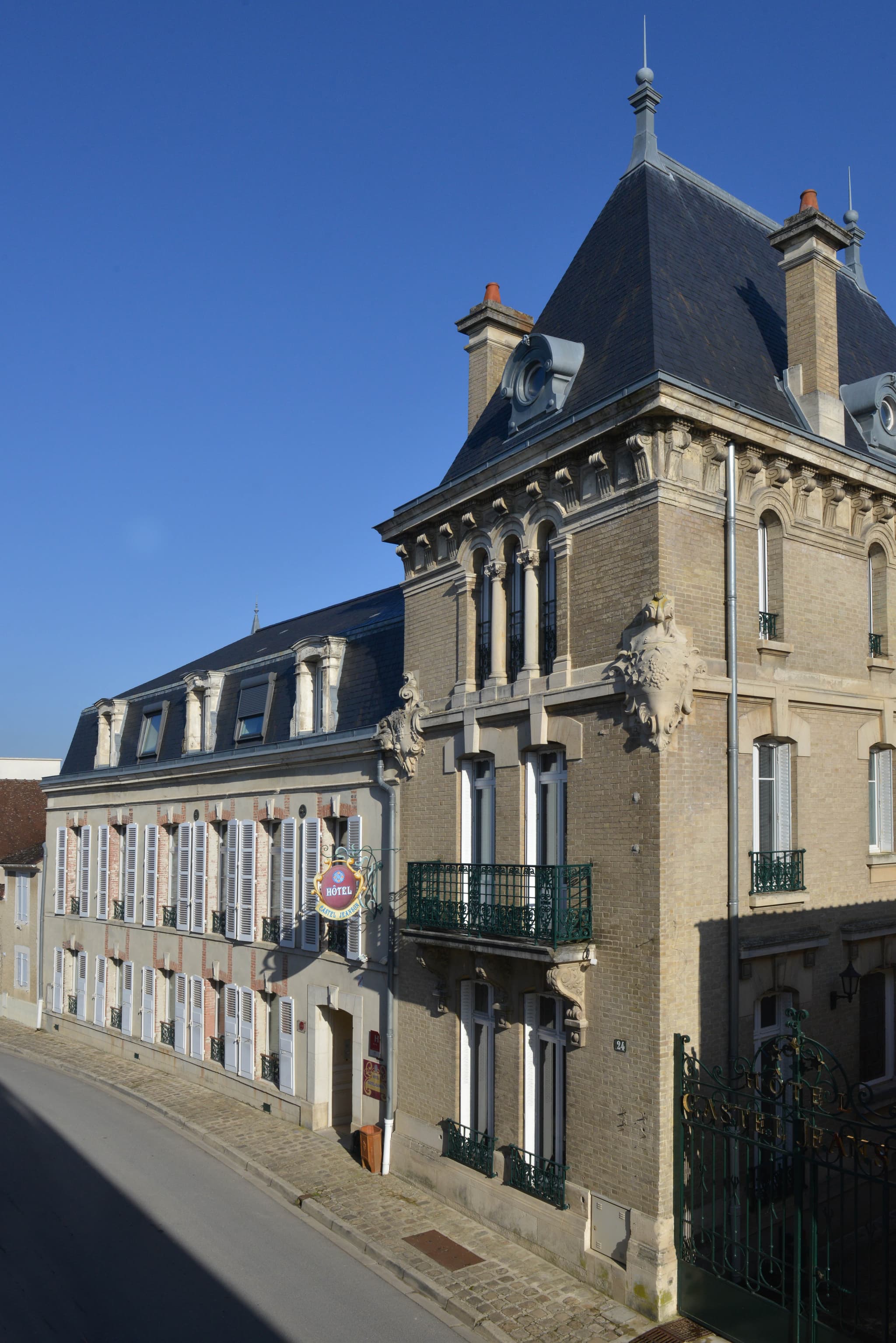 Facade (2)