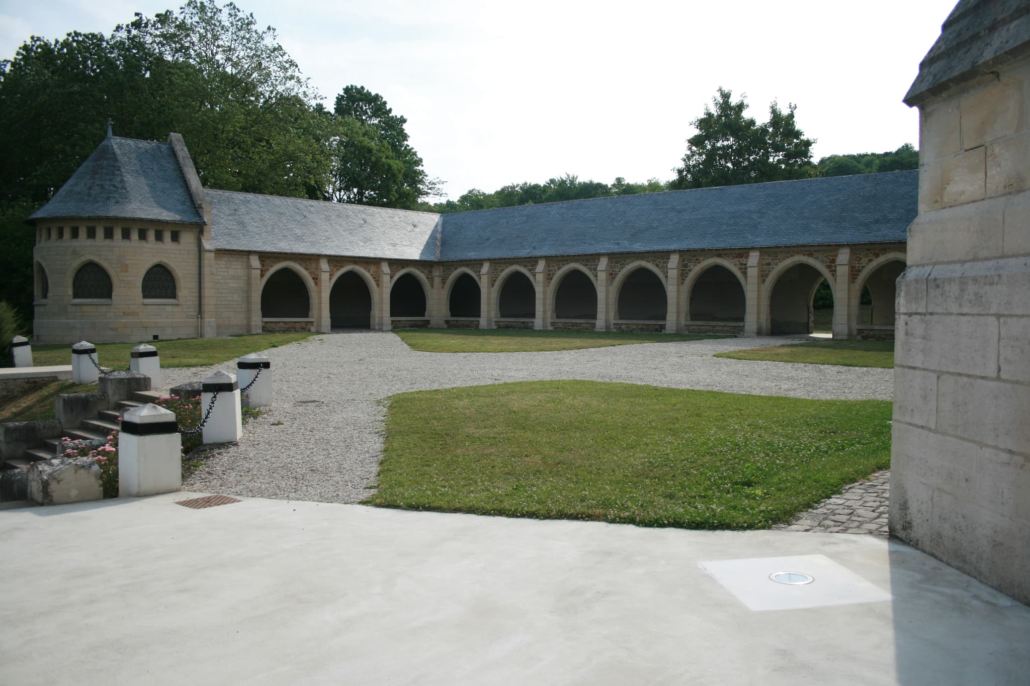 Vue-exterieure-du-cloitre