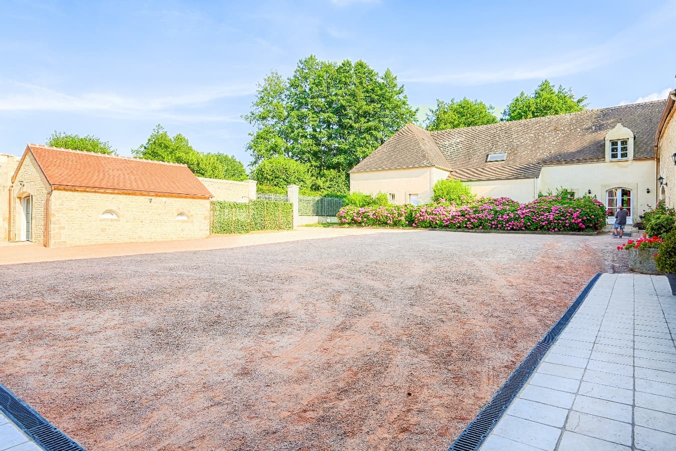 La cour du Domaine avec le gîte Alembert à gauche