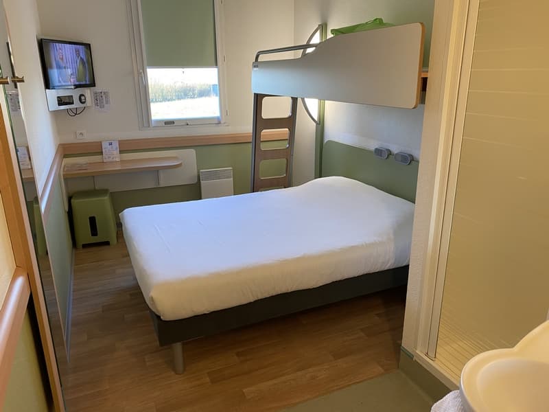 Une chambre triple avec grand lit