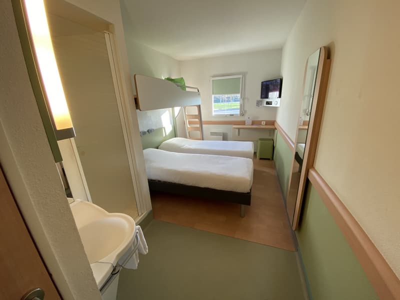 Une chambre triple avec petits lits