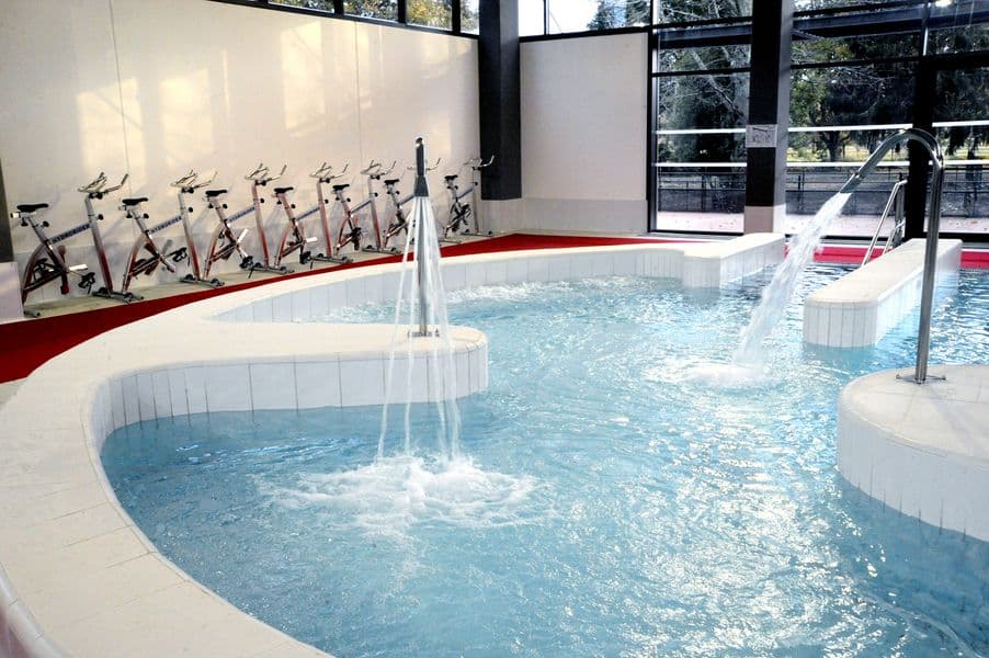 Piscine et jet d'eau intérieur