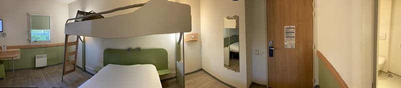 Panorama de la chambre pour les personnes à mobilité réduite