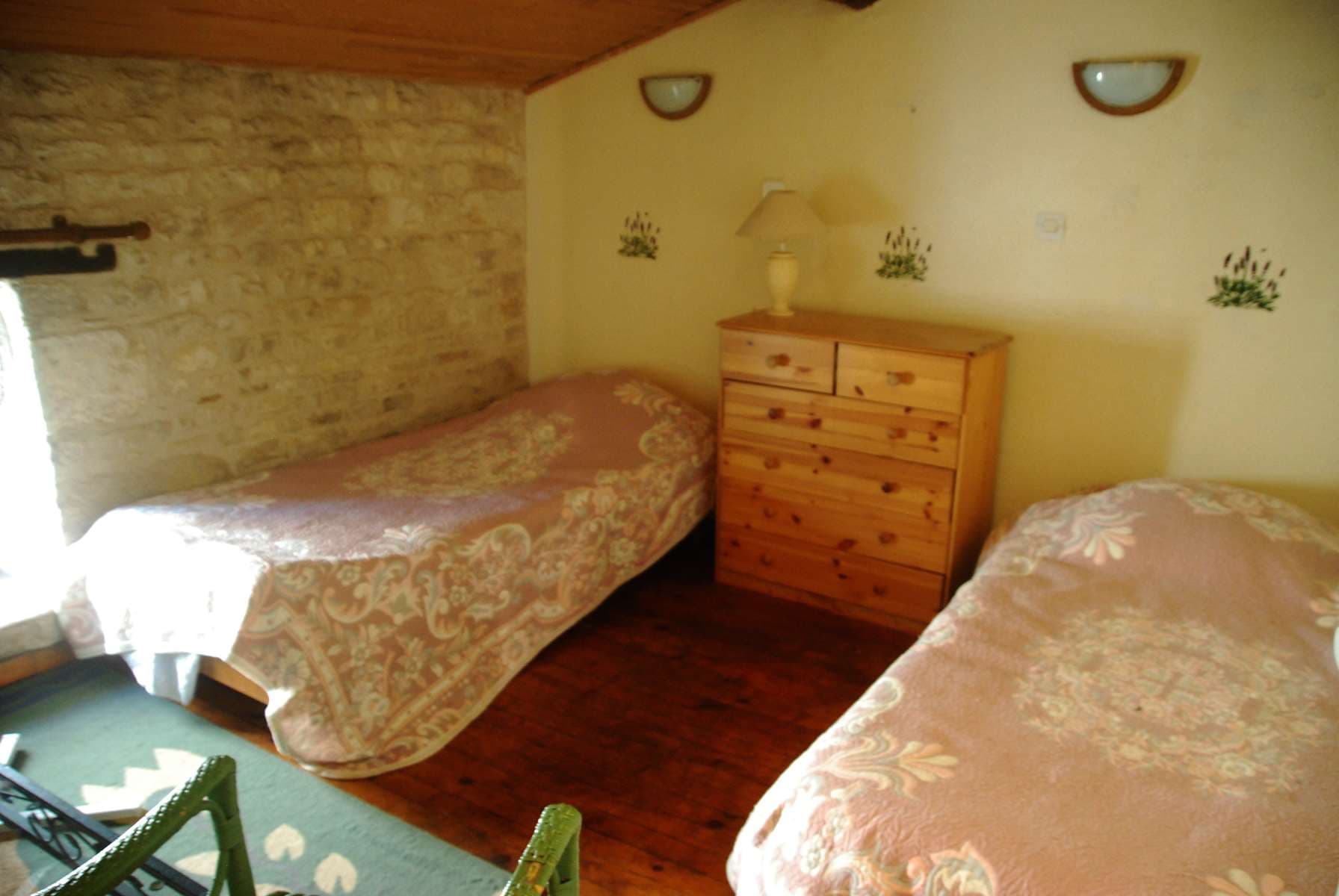 La 2nde chambre avec 2 lits simples
