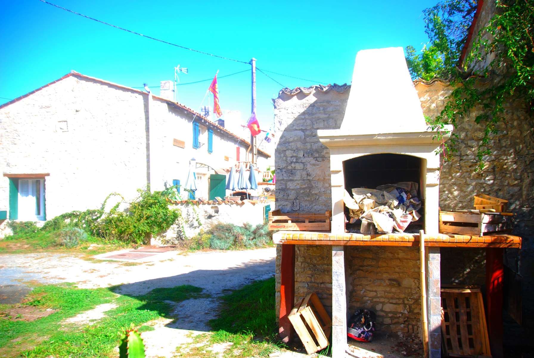 Le barbecue à disposition des 3 gîtes