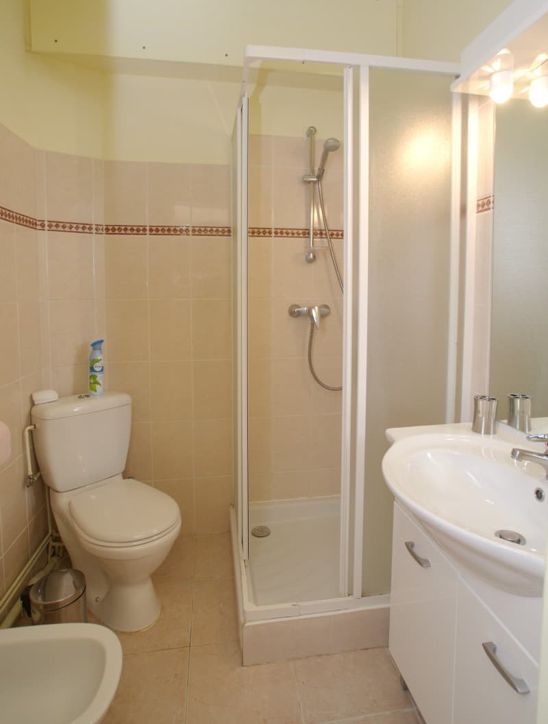 APPARTEMENT LE PLANTIER-SALLE DE DOUCHE