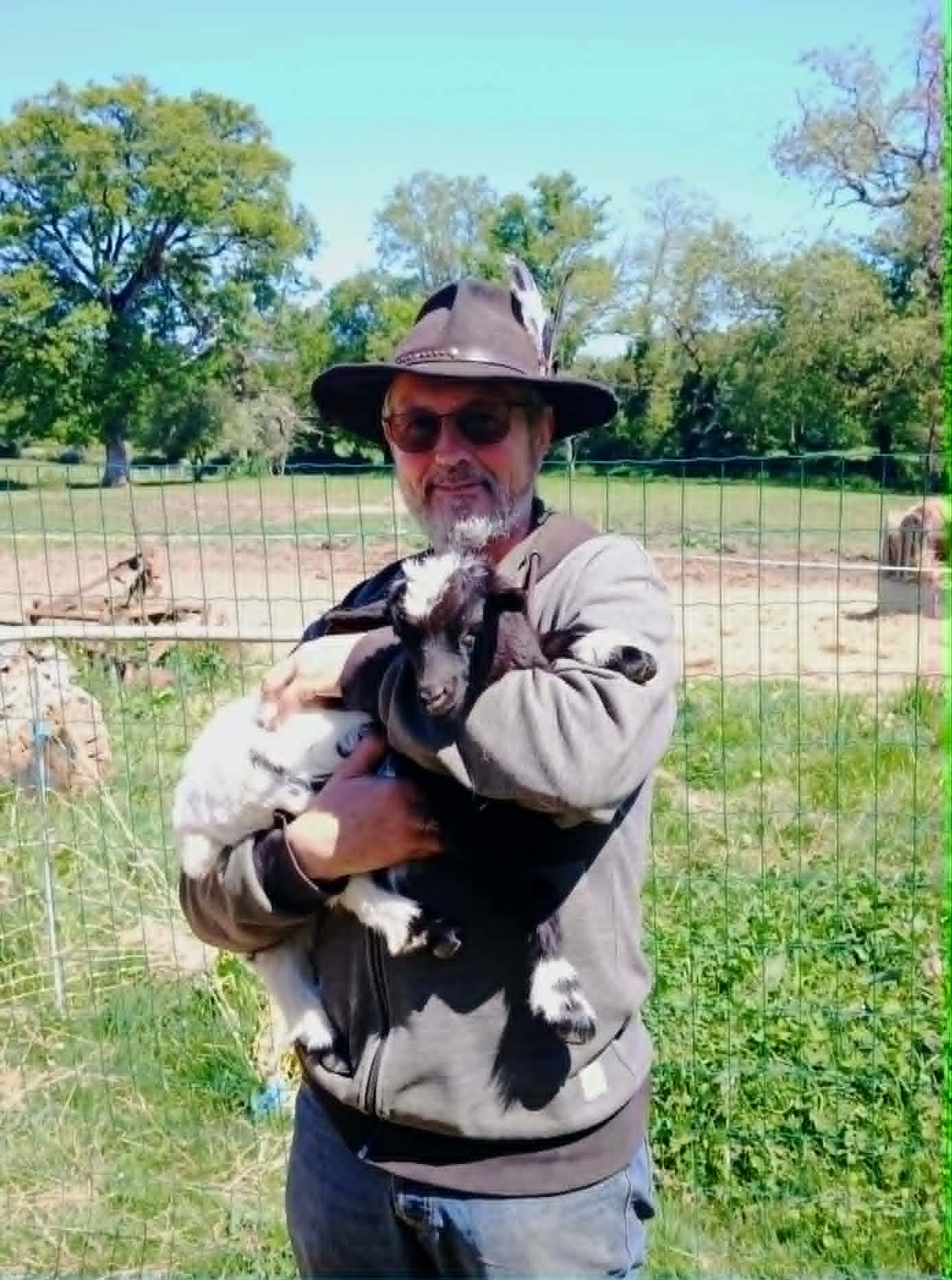 Philippe et Lucky, jeune chèvre du Clos de l’Isop