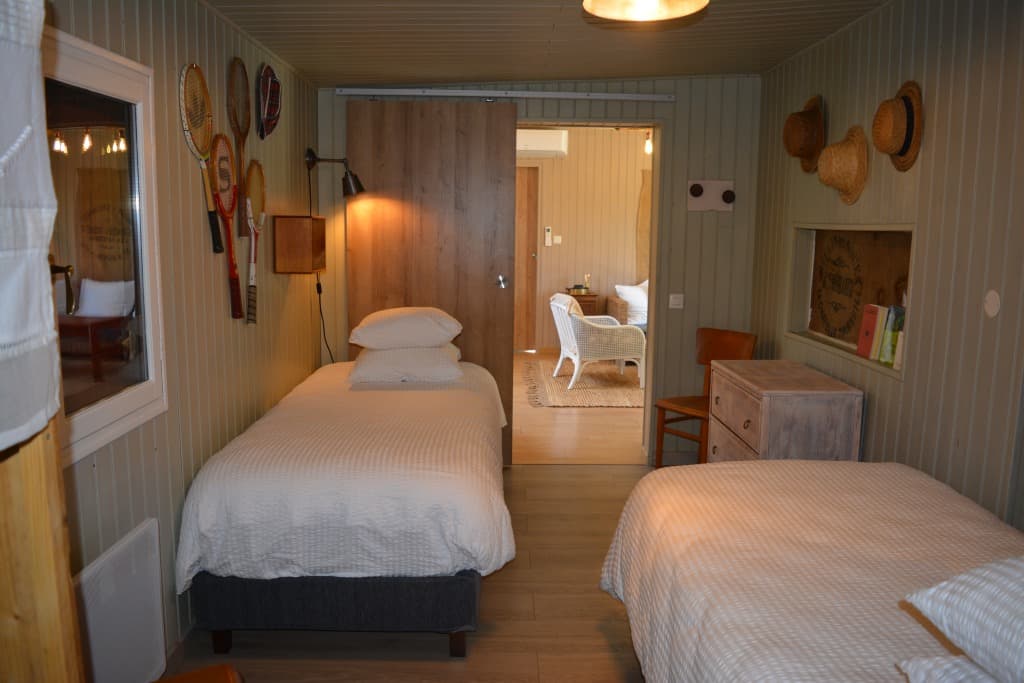 Le salon sépare les 2 chambres pour plus d'intimité