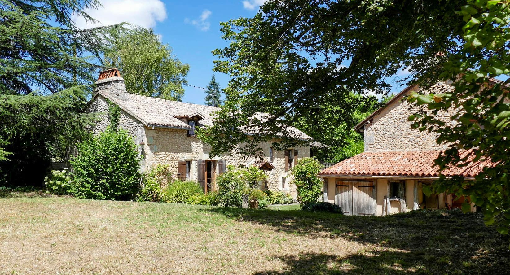 gite-les-rocailles-extérieur-saint-martin-des-combes-tourisme