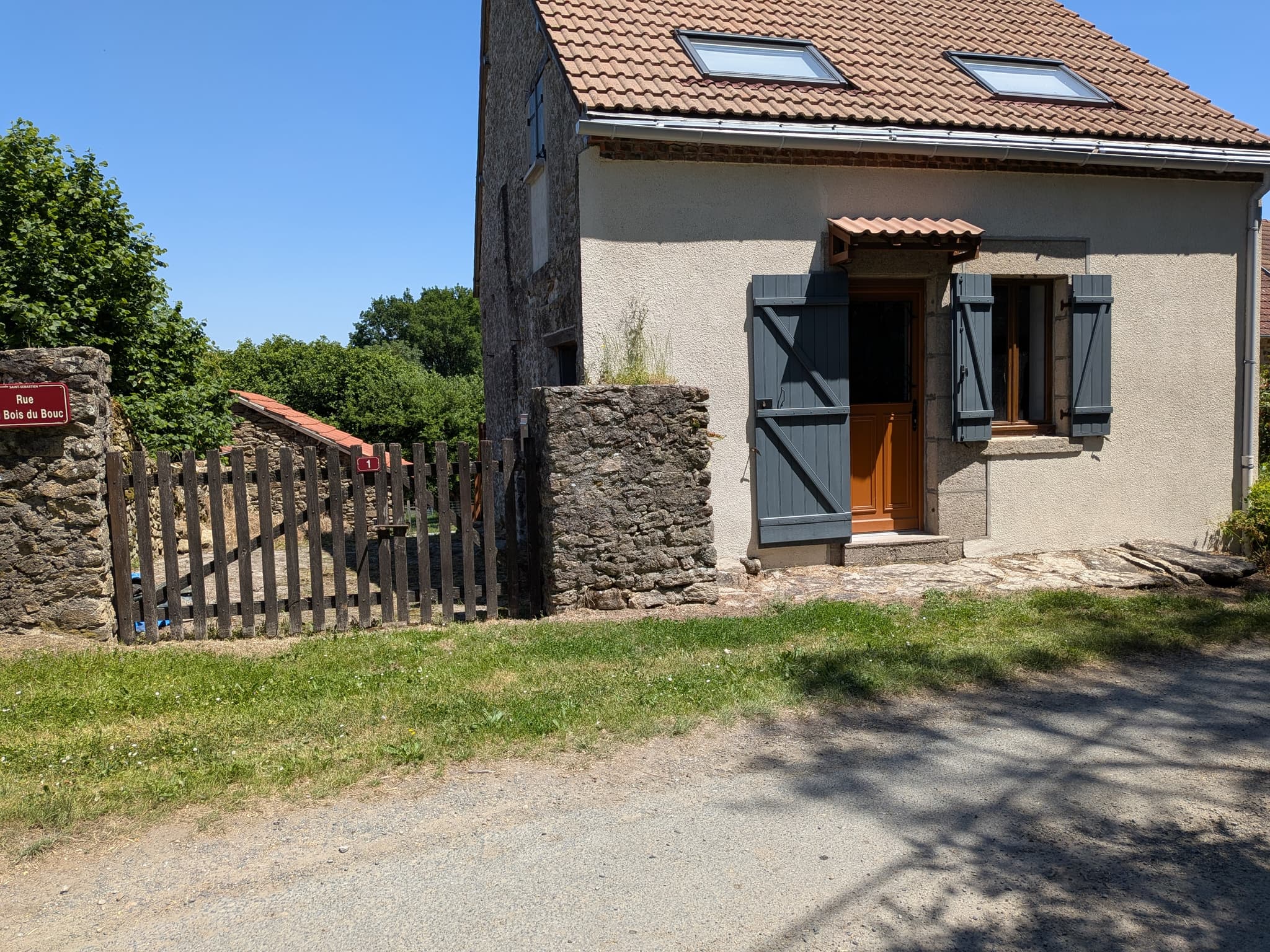 1.DEVANT DE MAISON