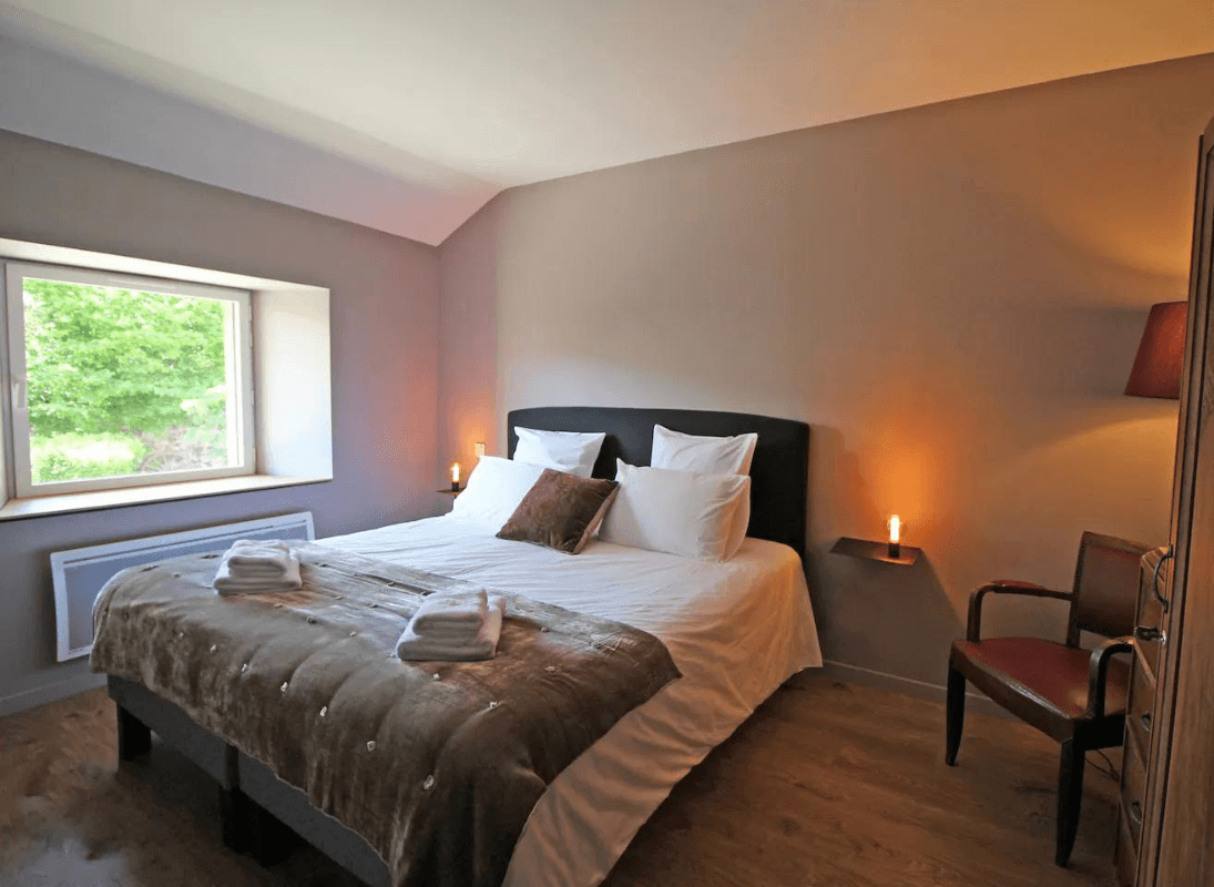 chambre-double-gîte-unalhome-bussiere-galant