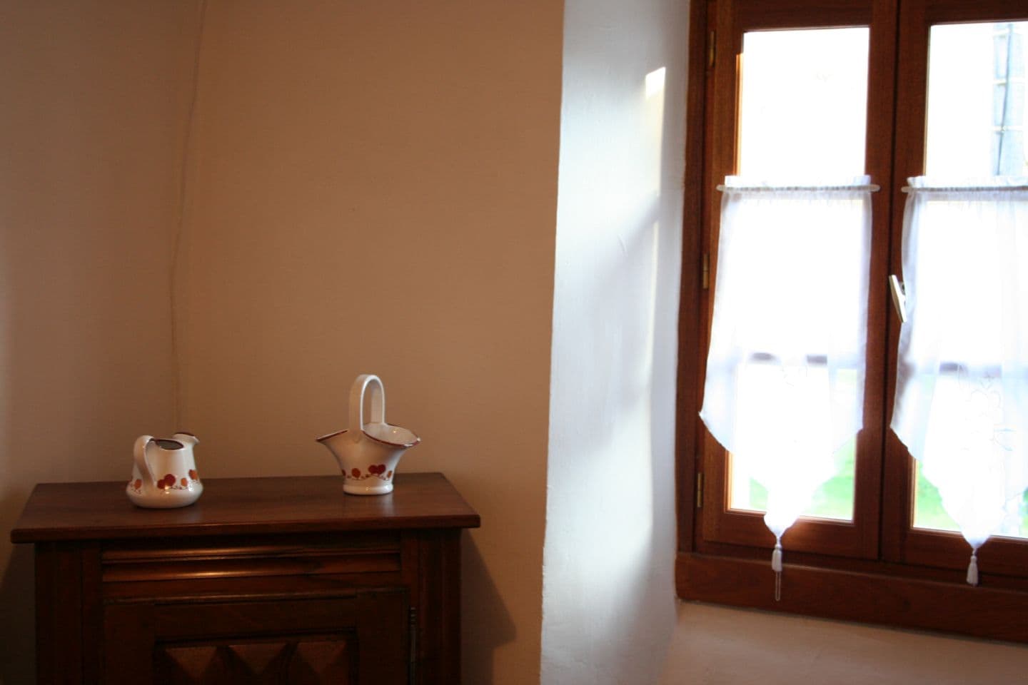 10_Maison Bergès_chambre2_fenetre_Barcus64130