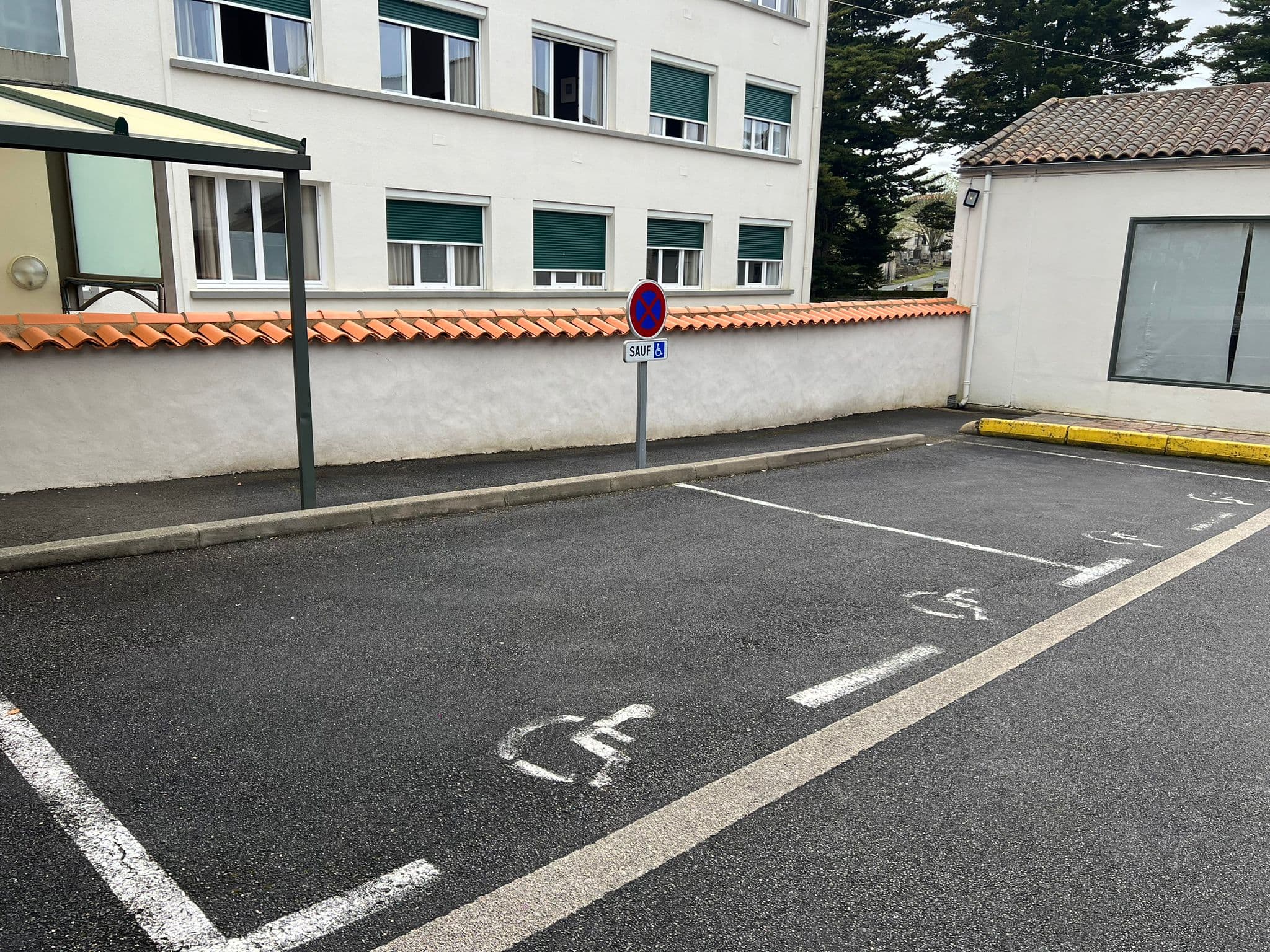 Parking PMR du Brit Hôtel du Parc à Niort