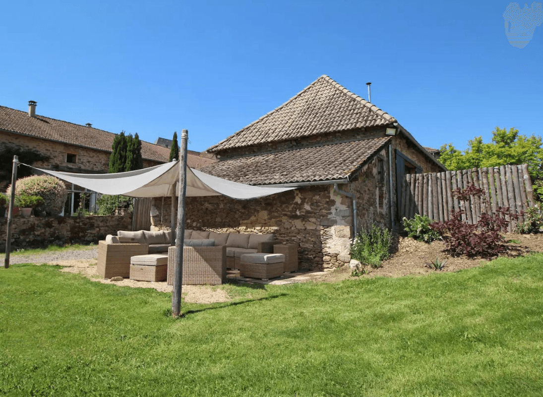 extérieur-gîte-unalhome-bussiere-galant