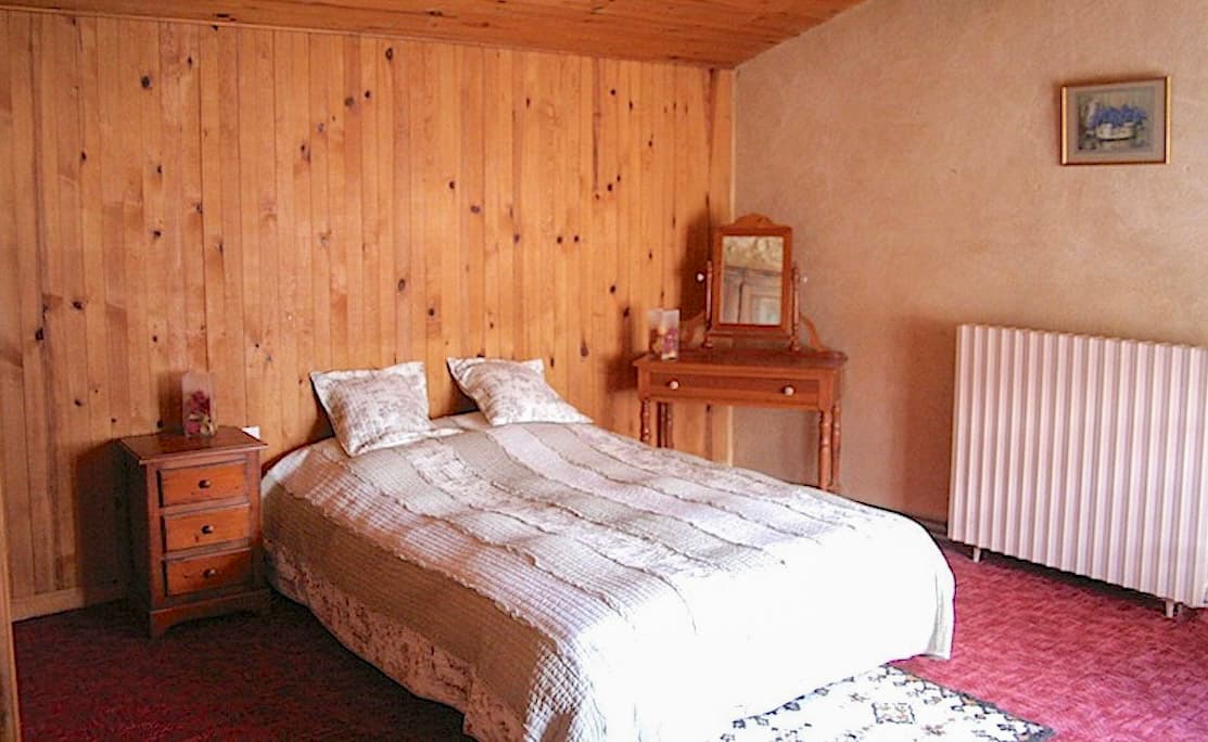 gite-les-rocailles-chambre-saint-martin-des-combes-tourisme