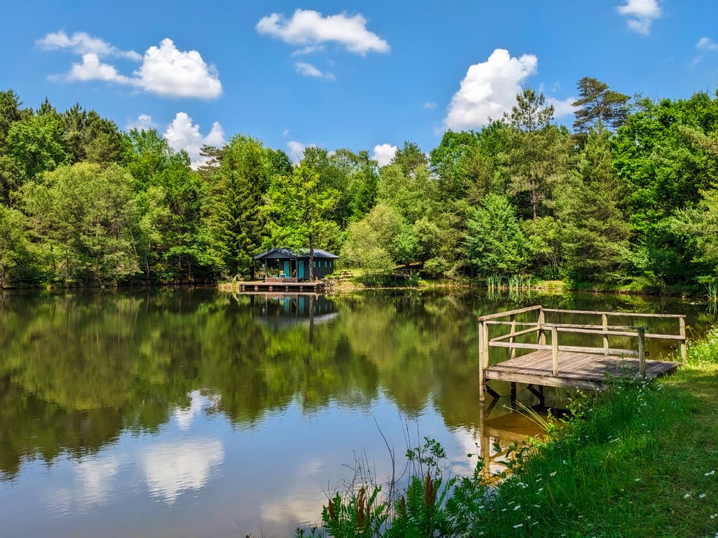 11-parentheses-imaginaires-lac-peche-cabane