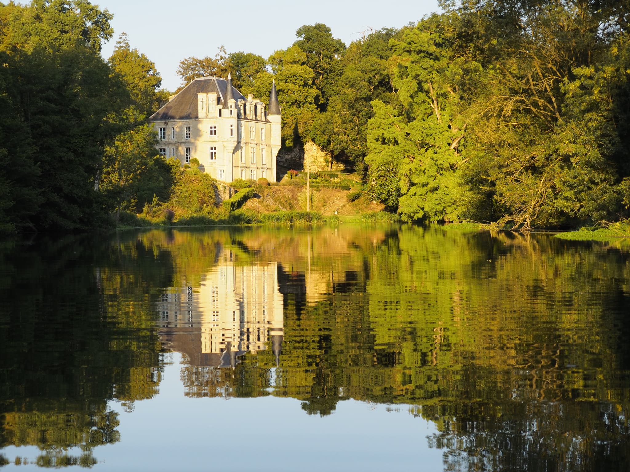 Le château vu depuis la Sèvre Niortaise