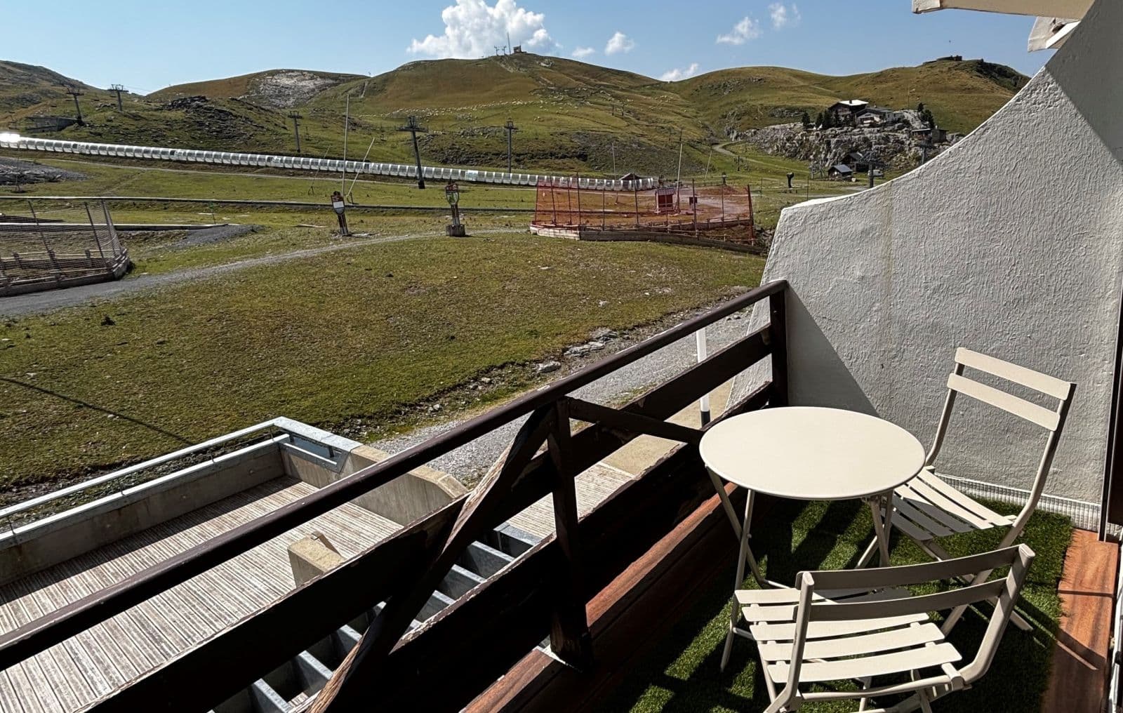 Balcon vue et pieds des pistes