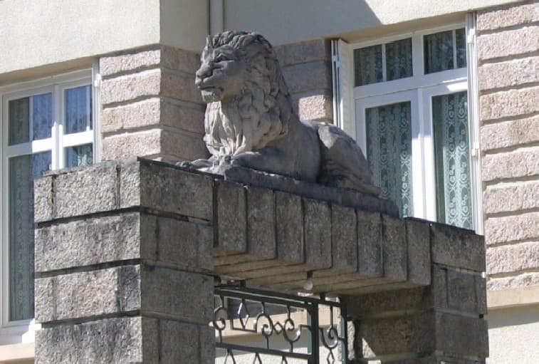 Détail, entrée maison Chal