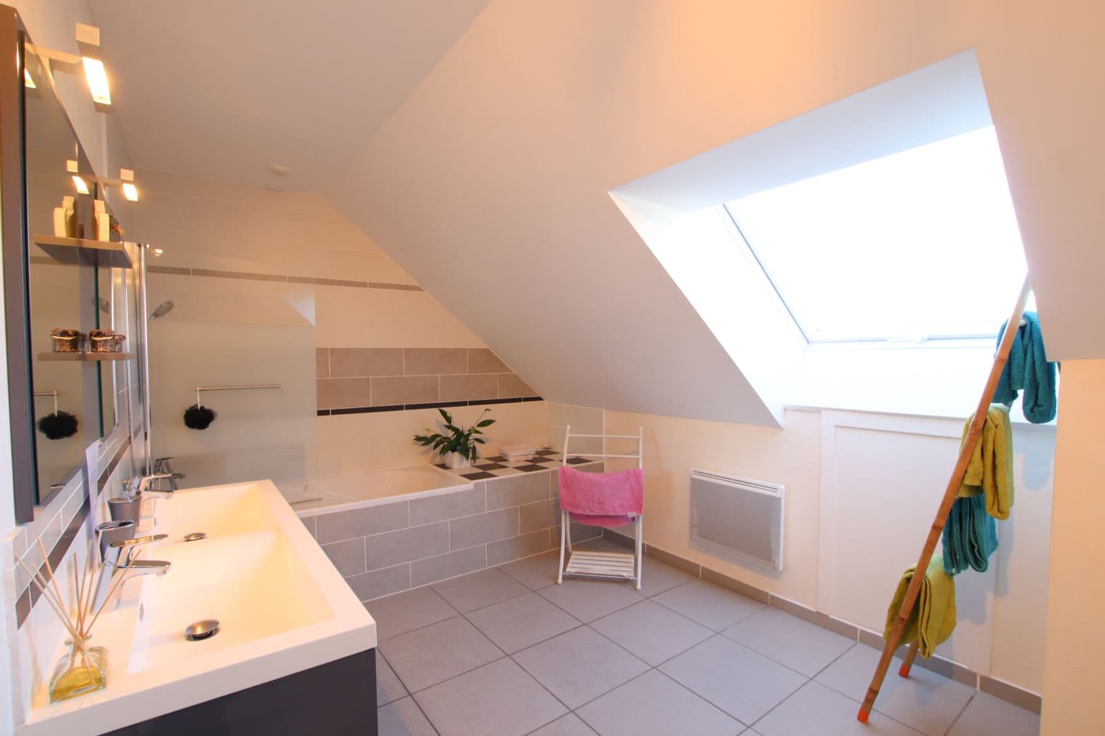 Autre vue de la salle de bain étage