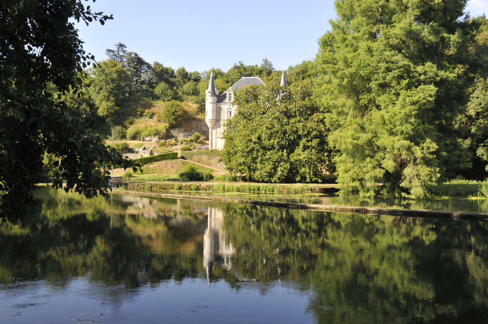 Le château vu depuis la Sèvre Niortaise
