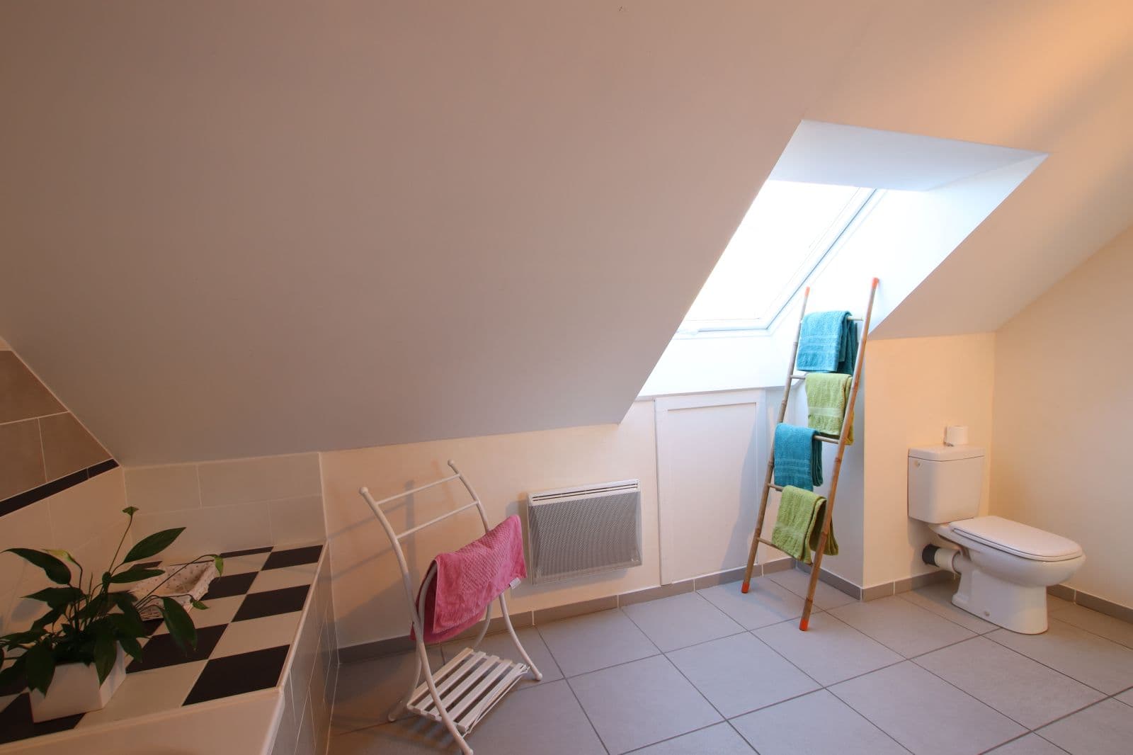 Autre vue de la salle de bain étage