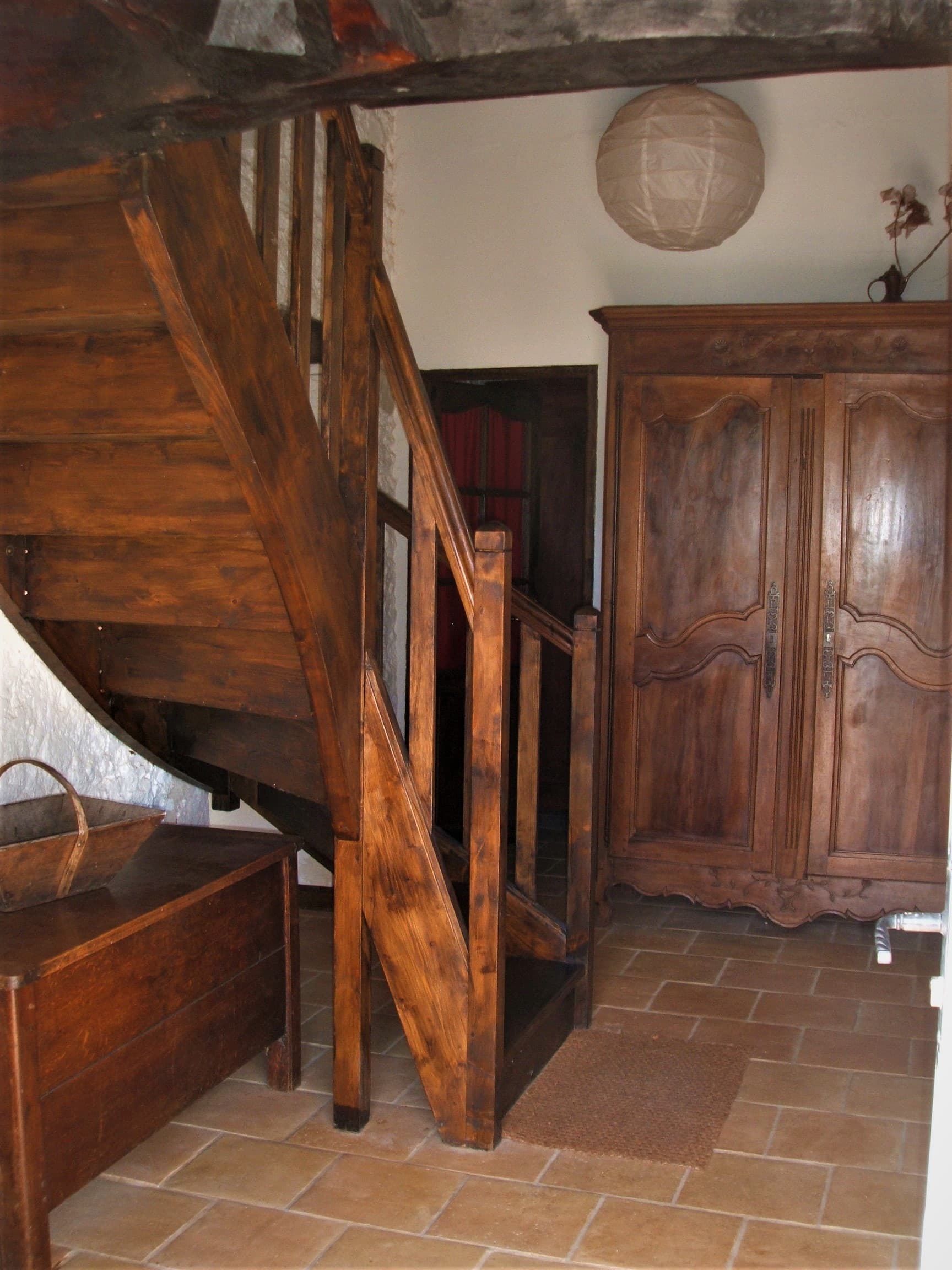 l'escalier en bois menant à l'étage