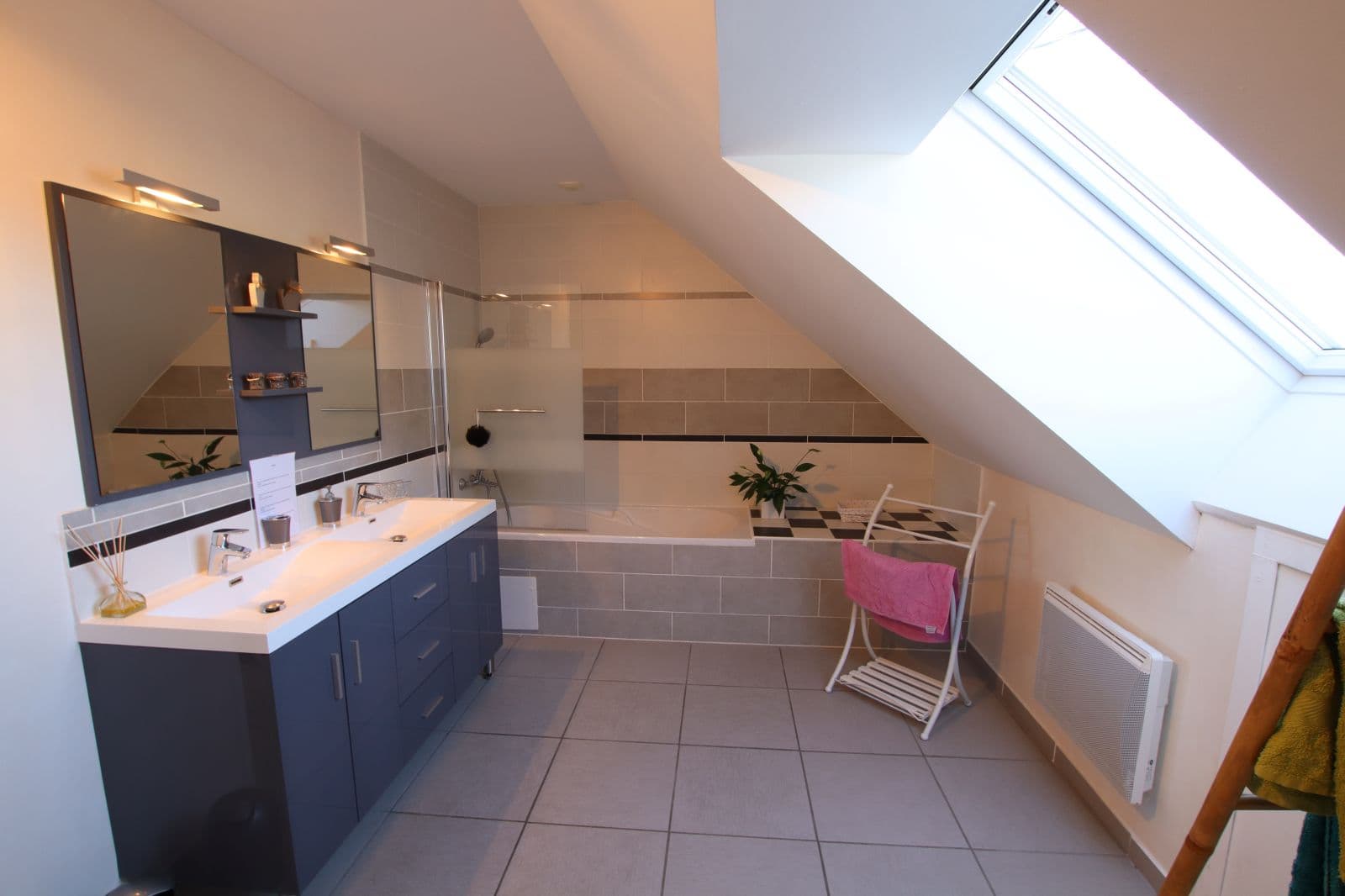 Autre vue de la salle de bain étage