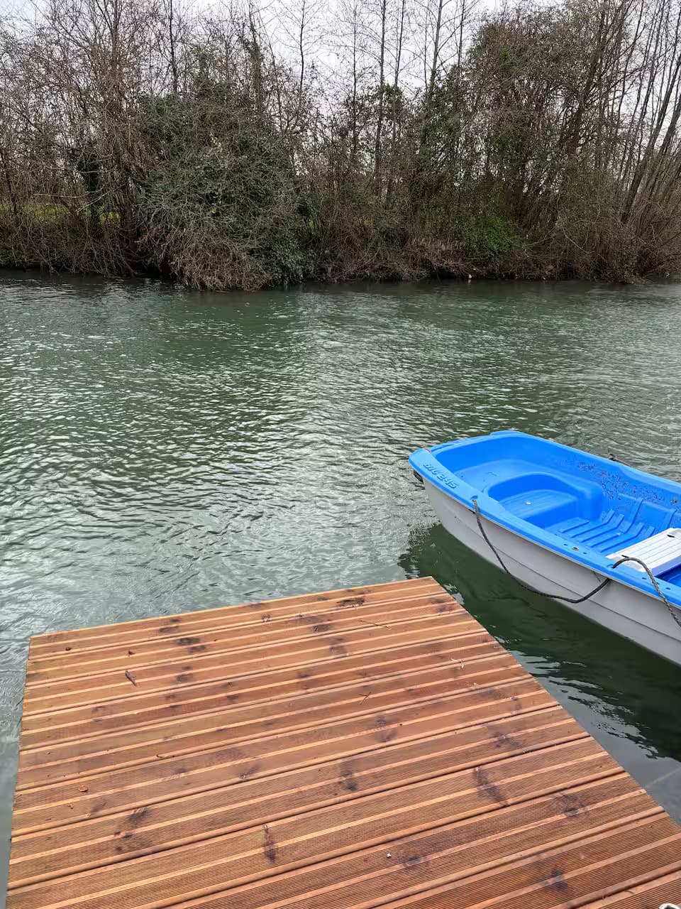 Ponton de pêche avec barque à disposition