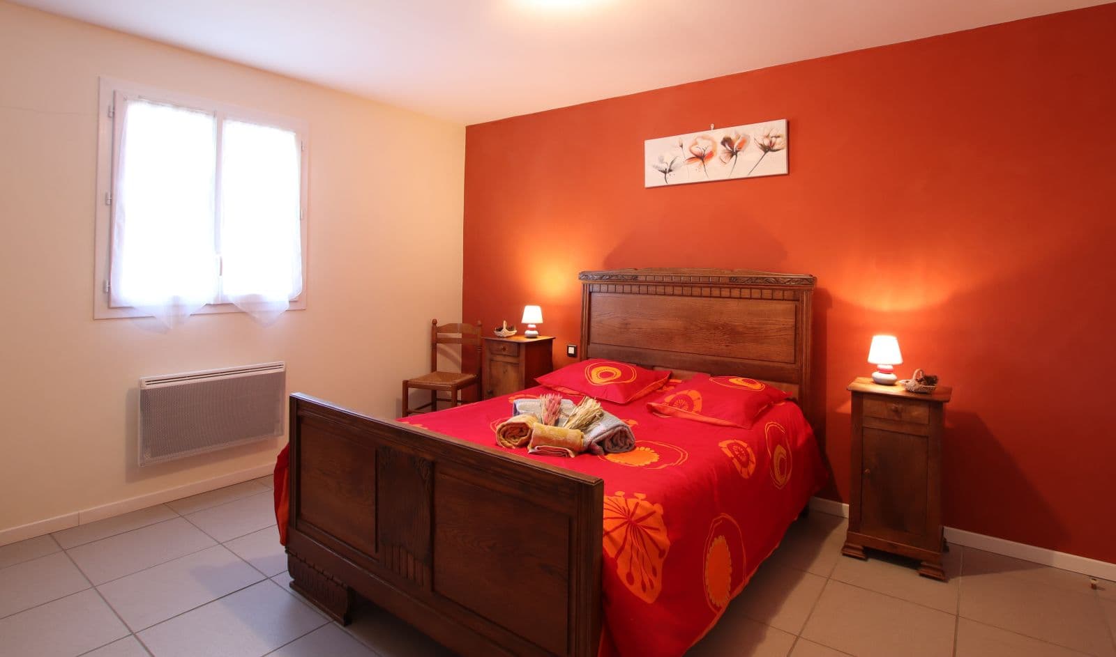 Autre vue de chambre rouge avec 1 lit double et 1 lit simple