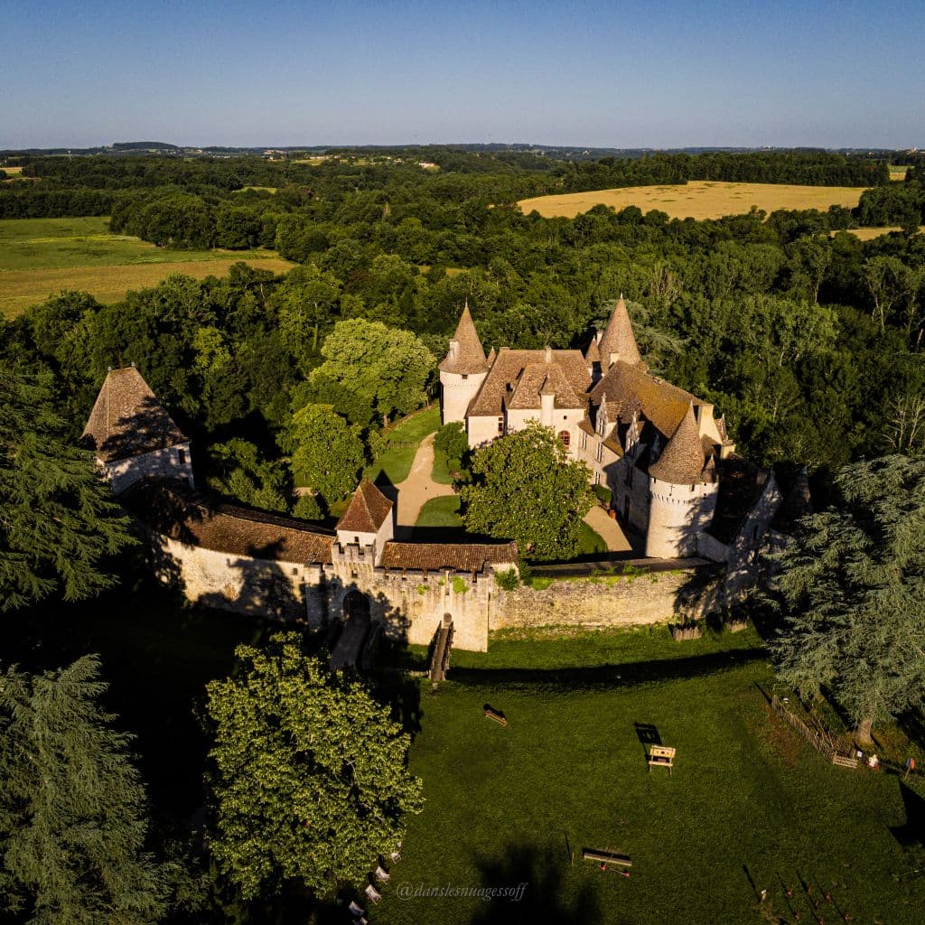 16 - Château de Bridoire vue du ciel - médiéval vallée Dordogne