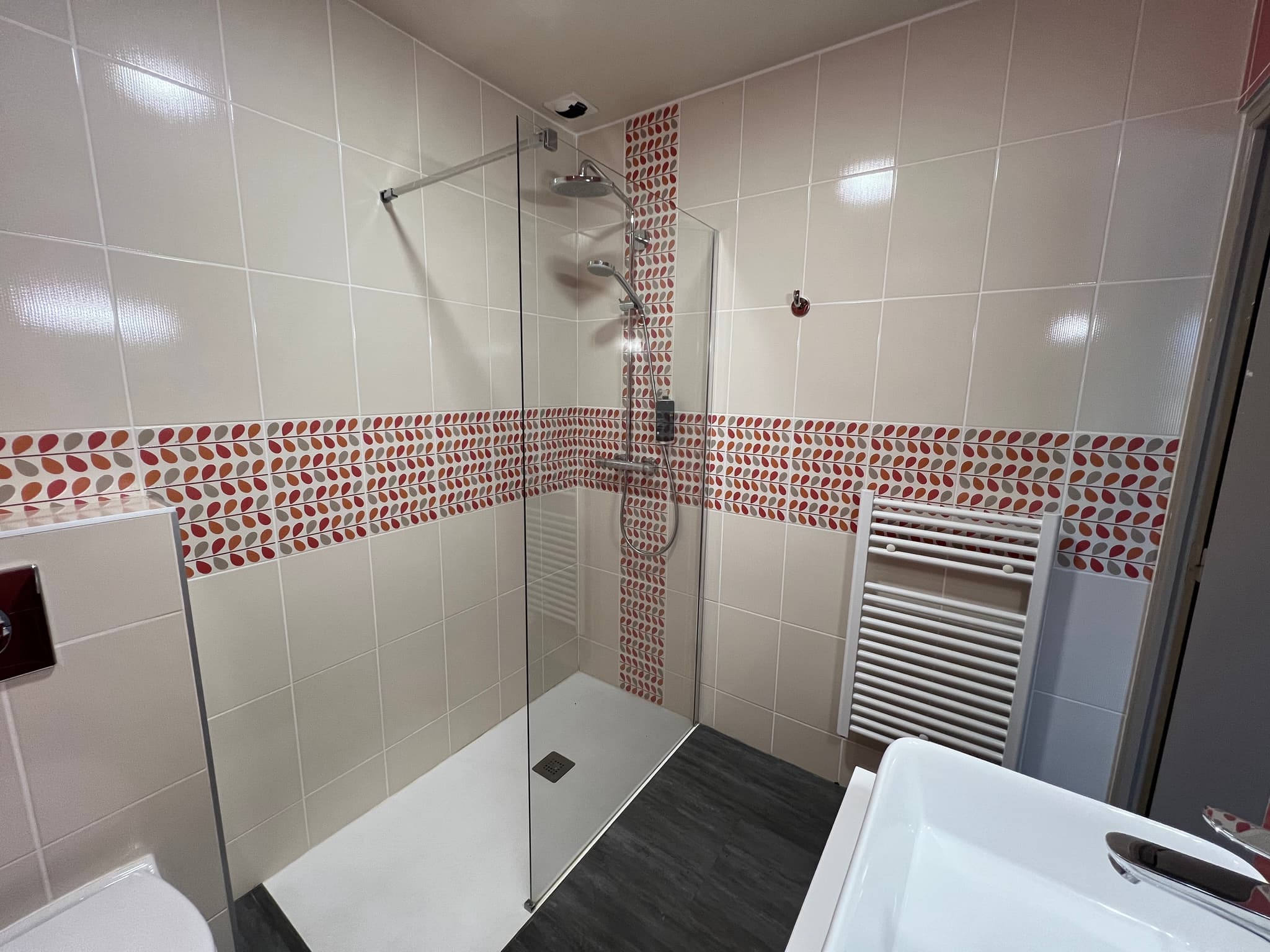 Salle de bain blanc rouge au Brit Hôtel du Parc à Niort