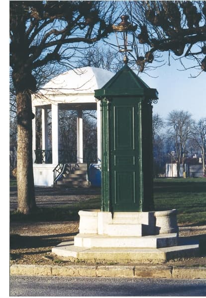 La pompe à eau et le kiosque à musique sur le champ de foire
