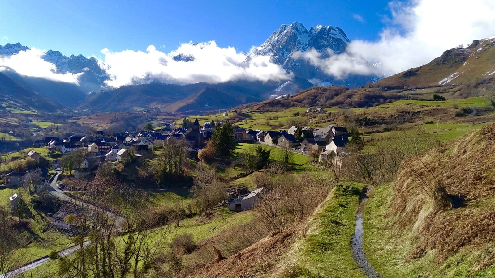 Le village de Lescun au printemps