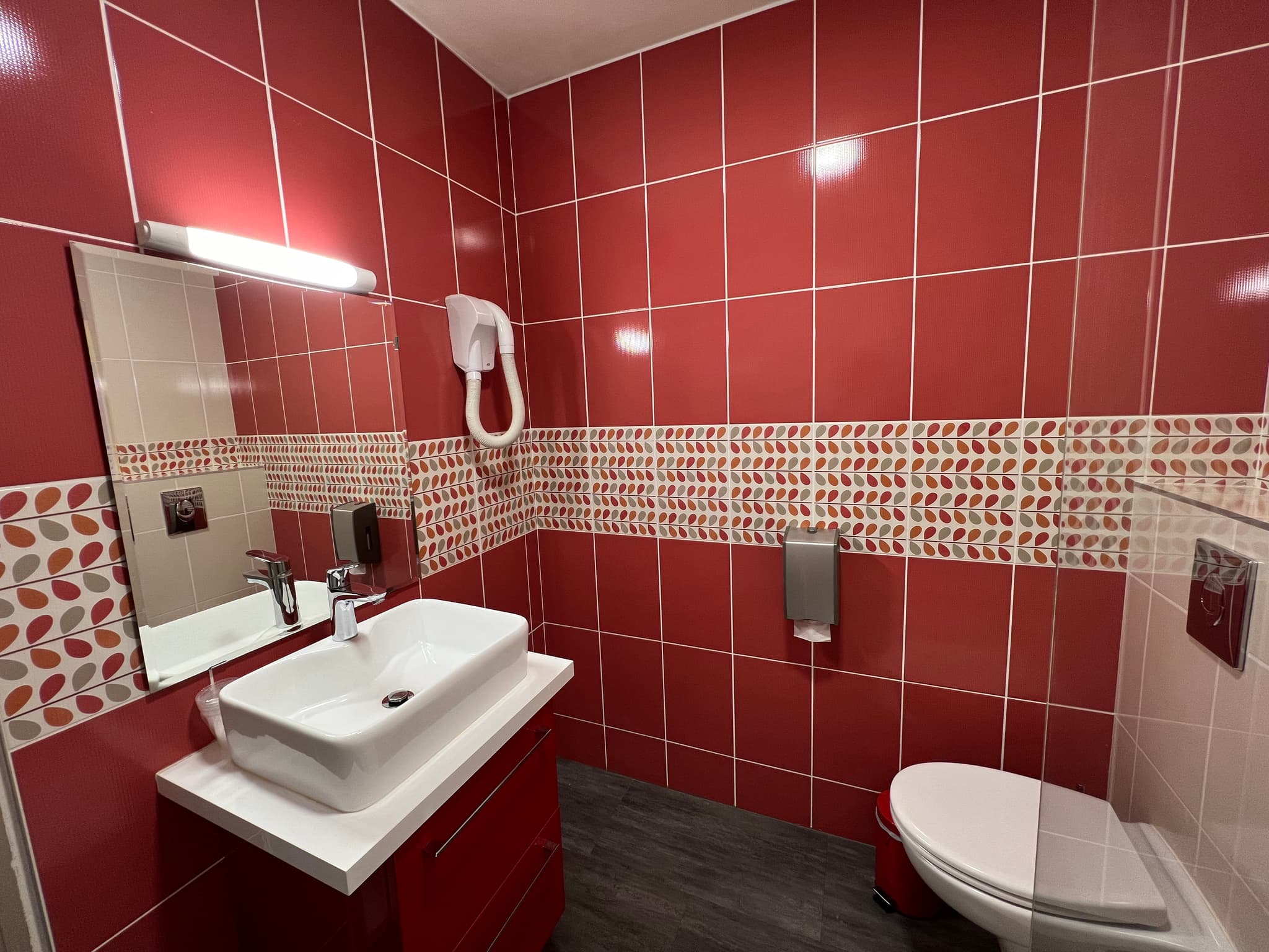 Salle de bain rouge au Brit Hôtel du Parc à Niort