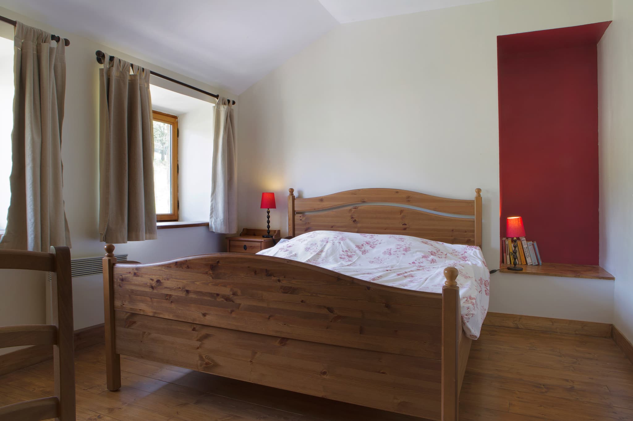 Chambre avec lit double du Gîte des Cisterciens