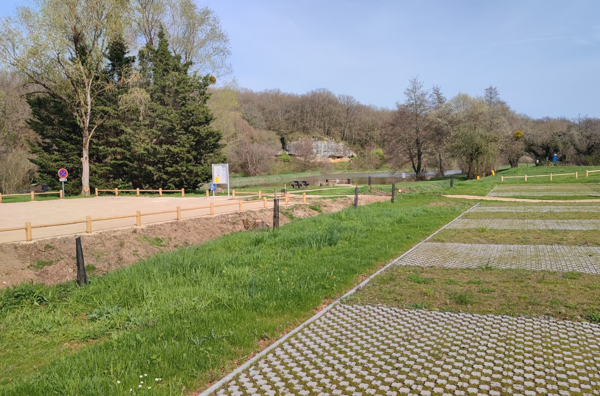 Aire de camping-cars-Nouaillé-Maupertuis-Mairie Nouaillé