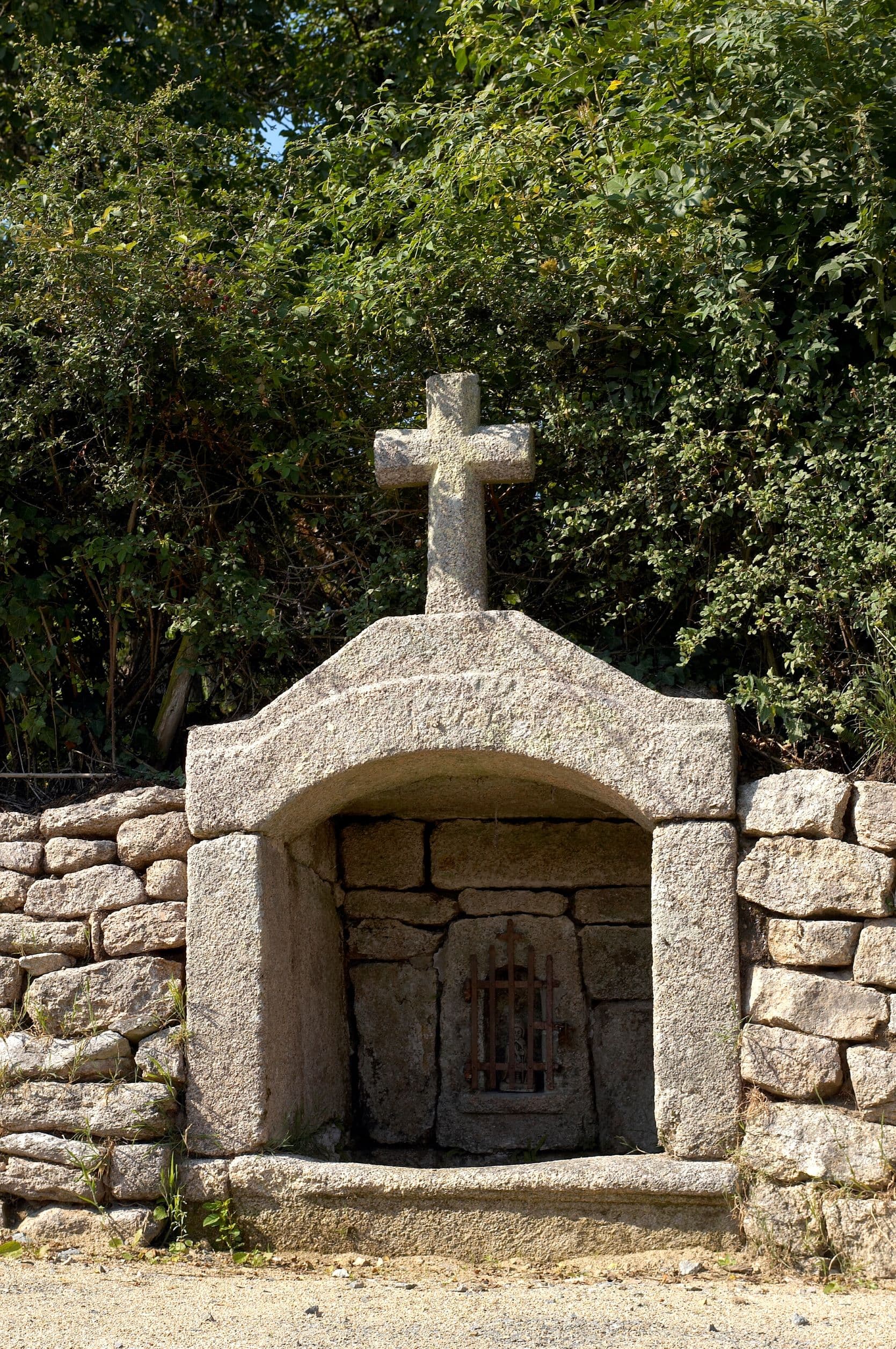 Le Lavoir et la fontaine de Saint Roch_1