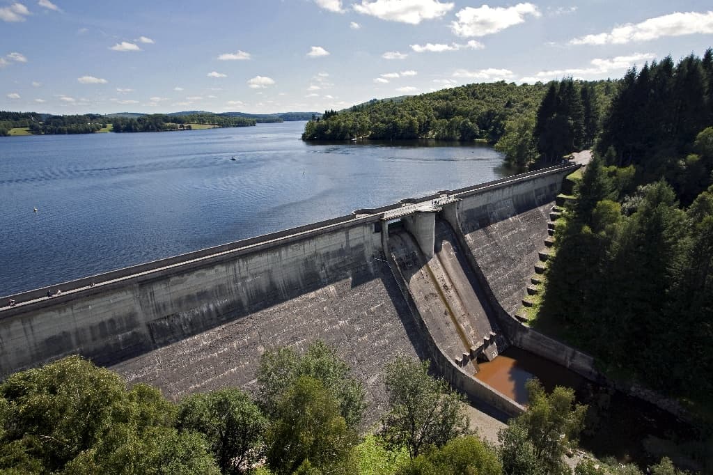 Vue aérienne du barrage et de la retenue, aval_1