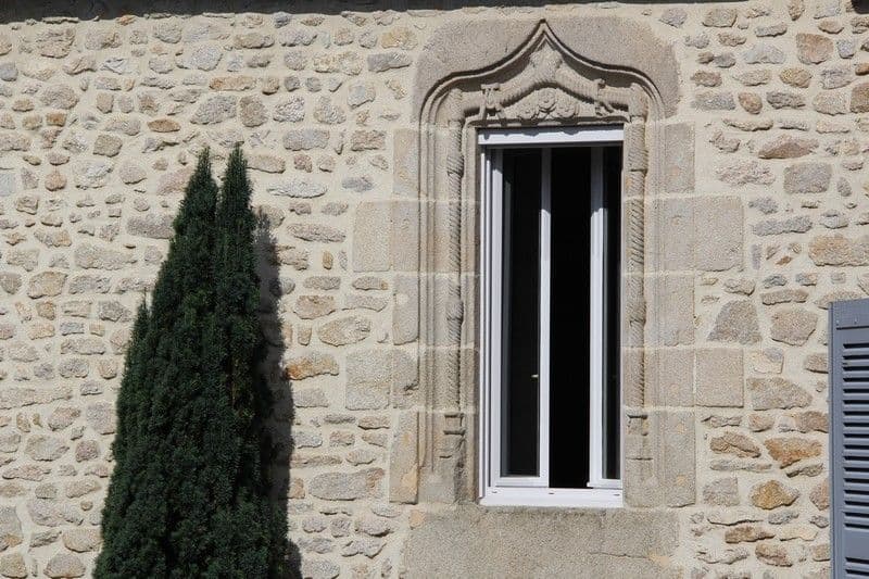 Fenêtre provenant du château de Monisme_1
