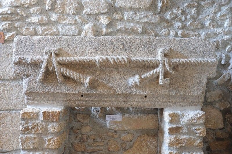 Fenêtre provenant du château de Monisme_4