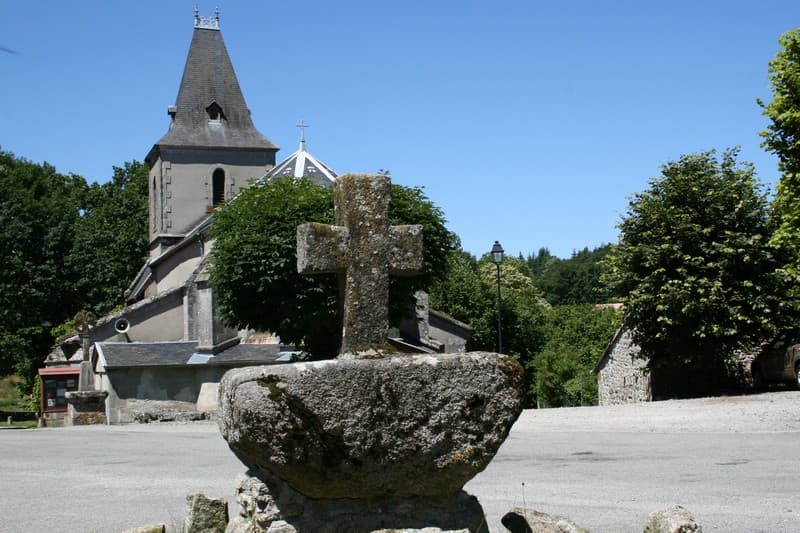 Croix dans le village_3