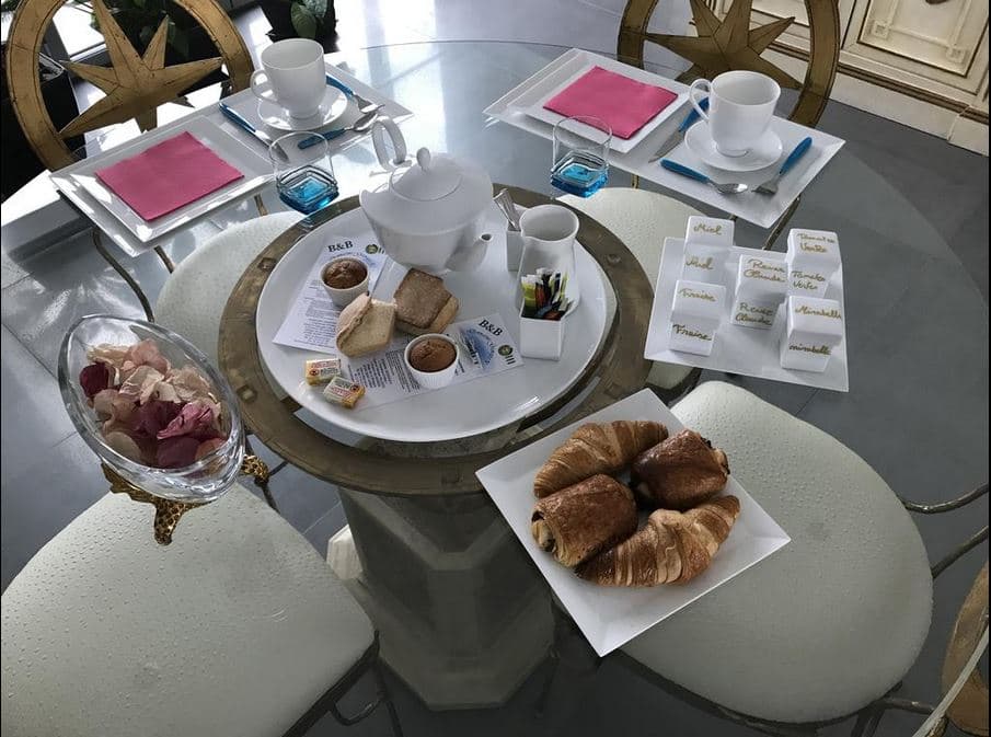 Coin petit déjeuner continental - Location chambres Domaine Georges V